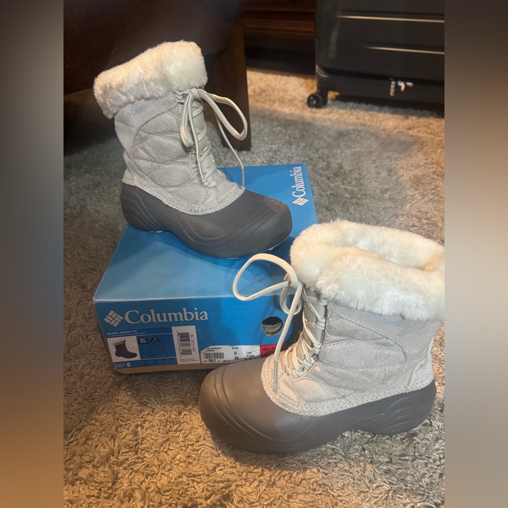 Columbia Sierra Summette Gray and White Boots Size 6